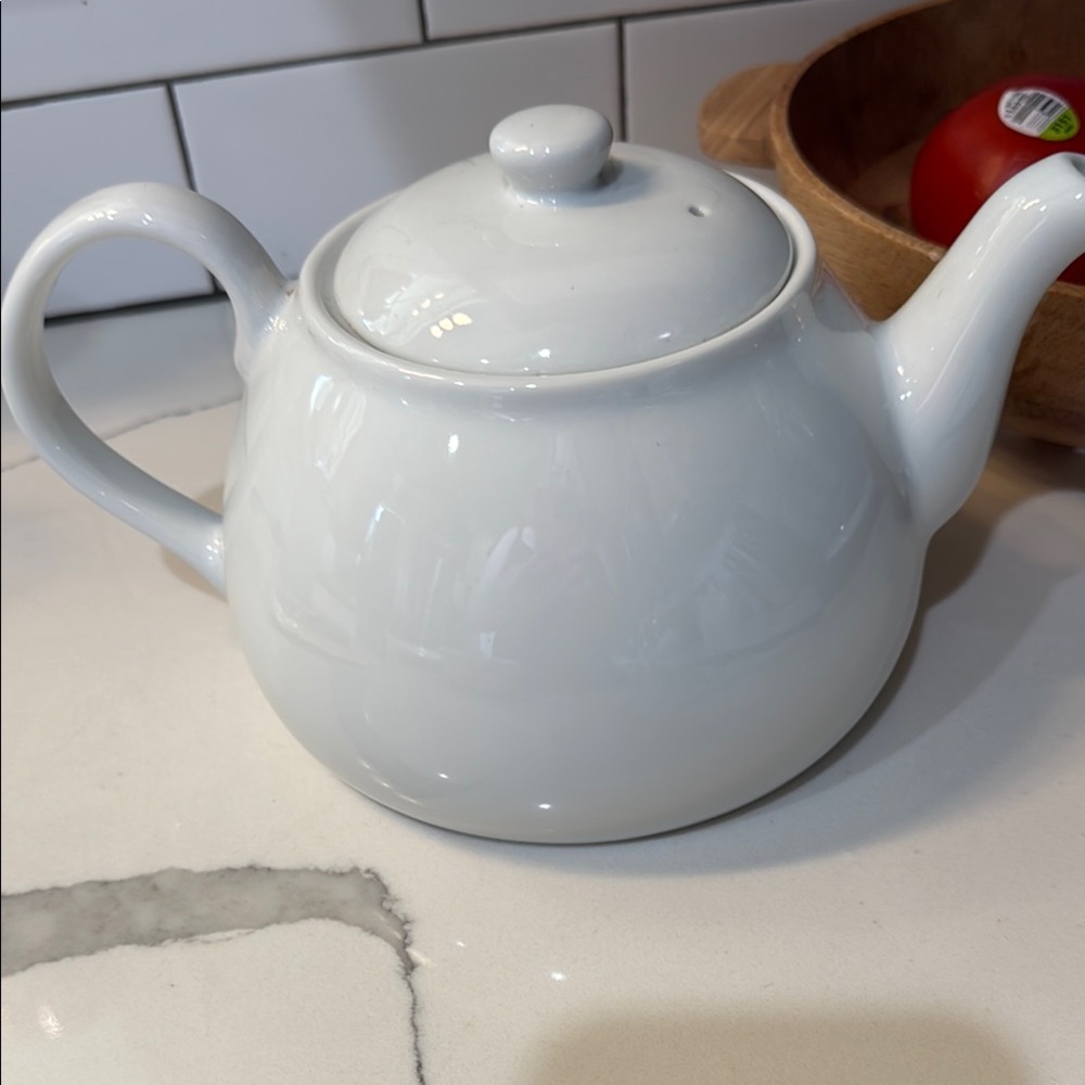 White Teapot from Threshold beautiful in excellent condition medium size